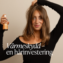 Kvinna med axellångt hår som håller Green Heads Heat Defence i handen och lyfter håret, omslagsbild till blogg om värmeskydd vid värmestyling.