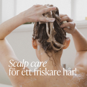 Person som duschar och masserar in schampo i hårbotten – scalp care för ett friskare, välmående hår.