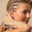 Kvinna med fuktigt hår och inpackning i hårbotten med texten Skydda håret i sommar, omslagsbild till Green Heads blogg om naturligt UV skydd för håret.