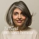 Leende kvinna med grått bobklippt hår som illustrerar blogginlägg om hur du tar hand om håret hemma med Green Heads vård och styling.