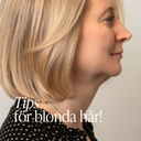 Profilbild på kvinna med axellångt blont hår i mjuk bobfrisyr mot ljus bakgrund, med texten ”Tips för blonda hår!”.