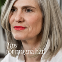 Närbild på mogen kvinna med axellångt grått hår och rött läppstift i vit skjorta, med texten ”Tips för mogna hår!”.