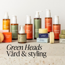 Green Heads vård och stylingserie med schampokakor balsamkakor hårmask leave in balsam hårolja och stylingprodukter uppställda på ett bord.