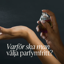 Händer som sprayar parfym på handleden mot mörk bakgrund med texten ”Varför ska man välja parfymfritt?”.