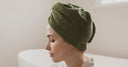 Kvinna med turbanhandduk runt håret håraccessoarer från Green Heads som förenklar din hårvårdsrutin